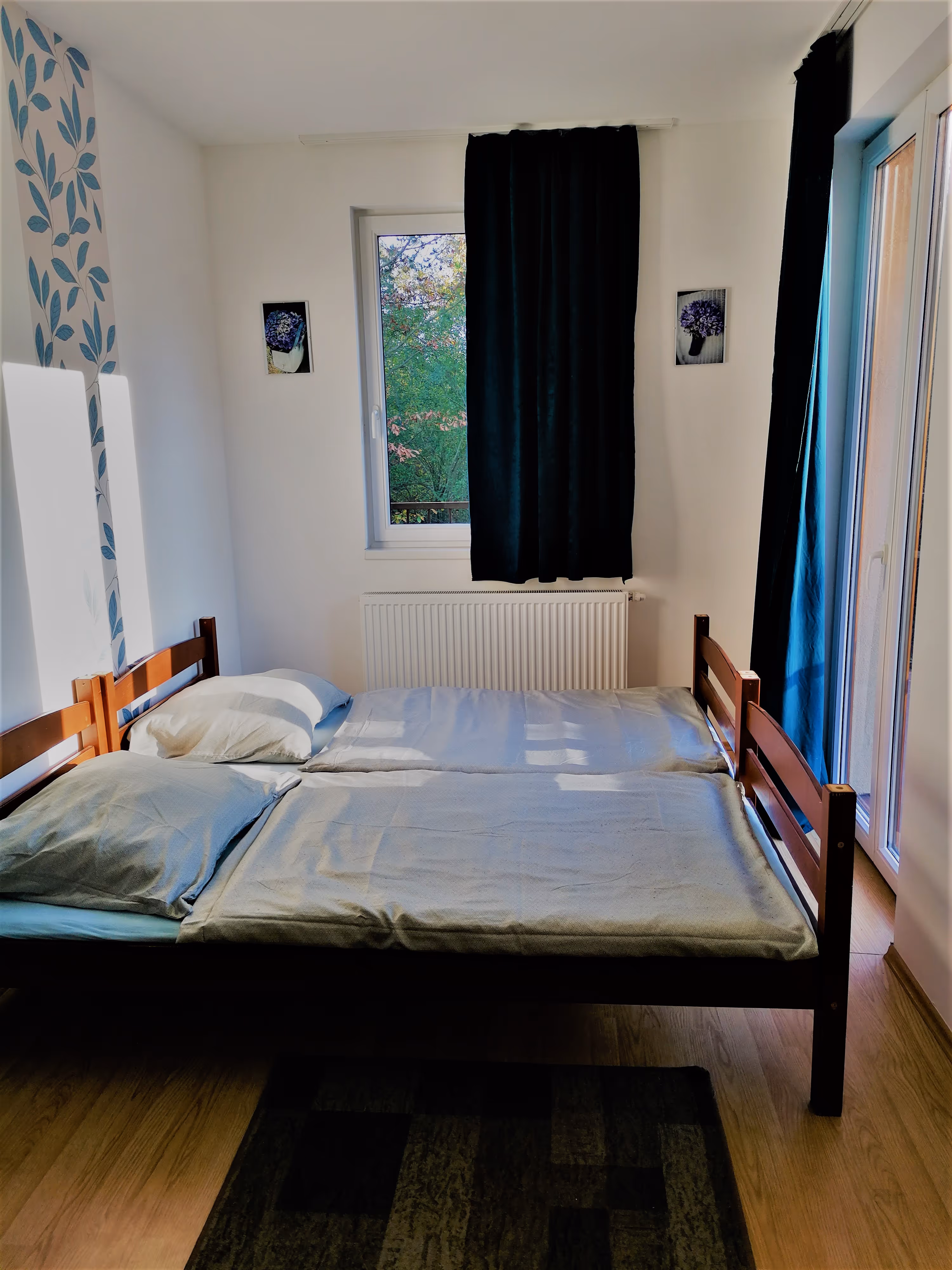 Hálószoba franciaággyal, sötétítő függönnyel és kerti kilátással